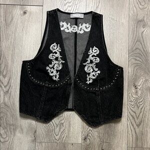 Blueb. Embroidered western vibes vest.